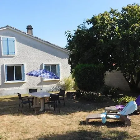 Mmr 6 Personnes Avec Cour Privee Et Cloturee Holiday home Saint-Saturnin (Charente)